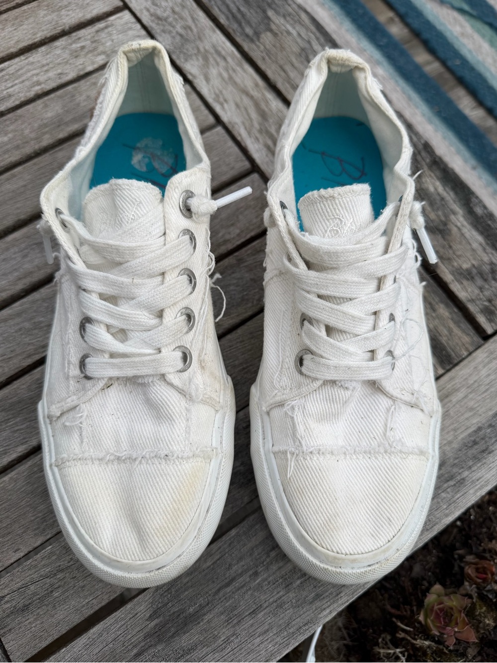 Blowfish White Canvas Low-Top Sneakers with Teal Insoles